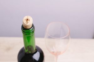 飲みかけワインをコルクで保存するのは？